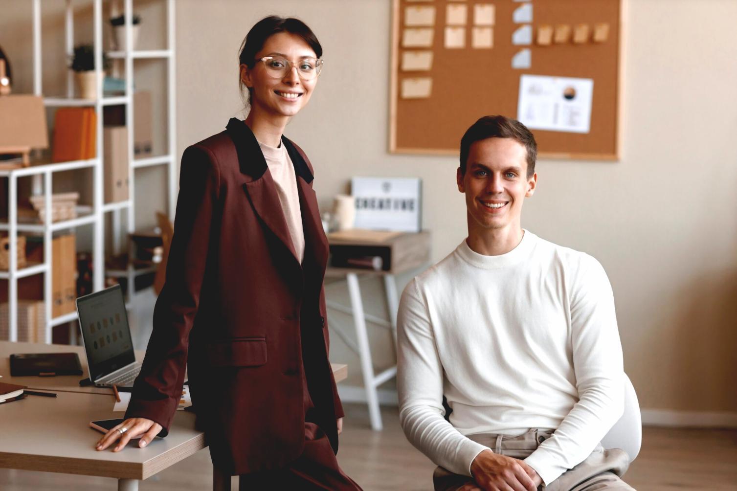 Teilnehmer diskutieren Investmentstrategien während eines praktischen Workshops